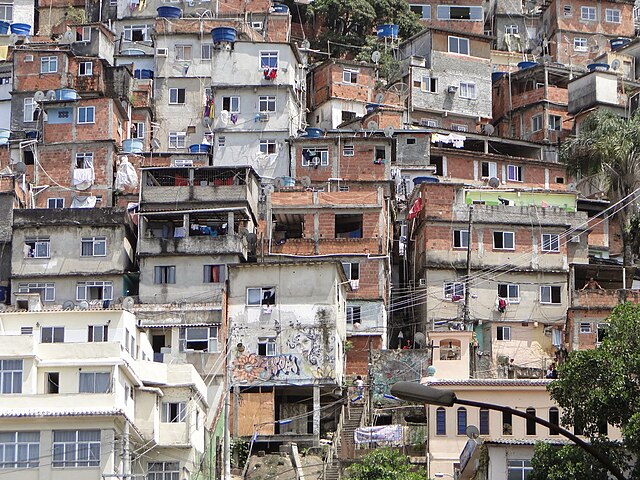 640px-Favela_not_far_from_Copacabana.JPG