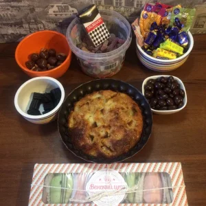 Финские сладости и домашняя шарлотка с яблоками .