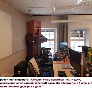 Кто то вешает портреты чтобы лучше работать, кто то ставит Жителя :)